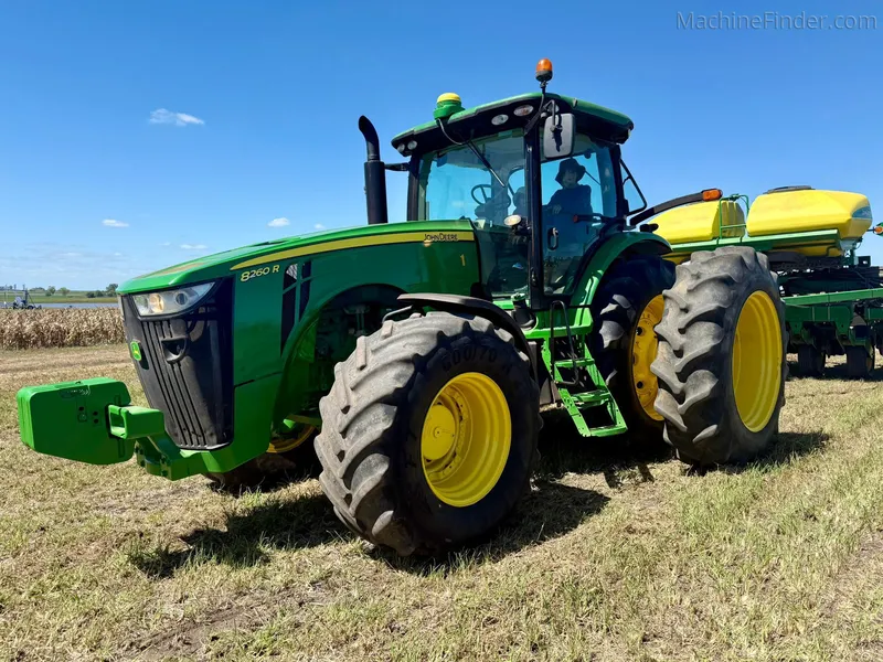 Tractor mediano (de 100 0190 hp) 8260R