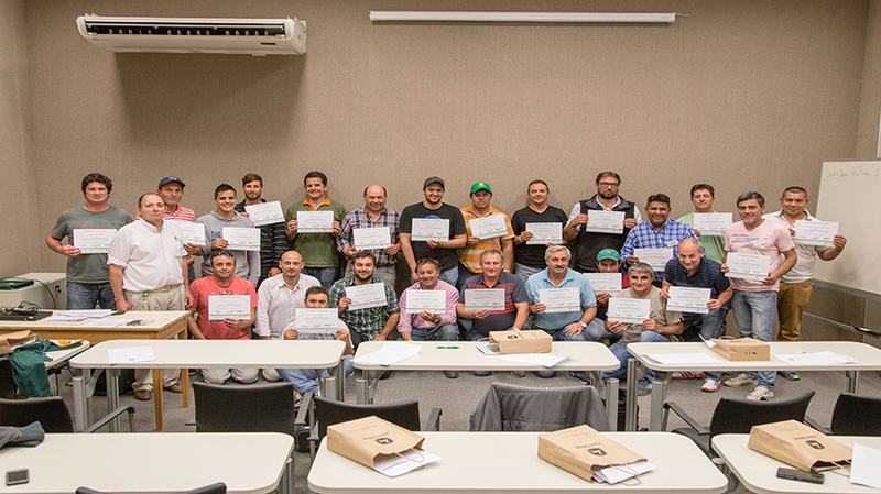 Grupo de operadores con su certificado al cierre de una capacitación