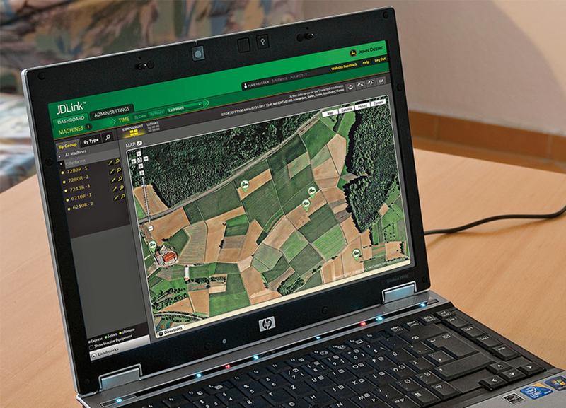 Pantalla de JDLink con la flota en el mapa, en una notebook